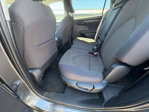 Used 2025 Toyota Highlander LE FWD image 28