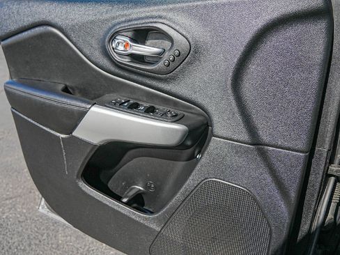 Used 2018 Jeep Cherokee Overland image 21