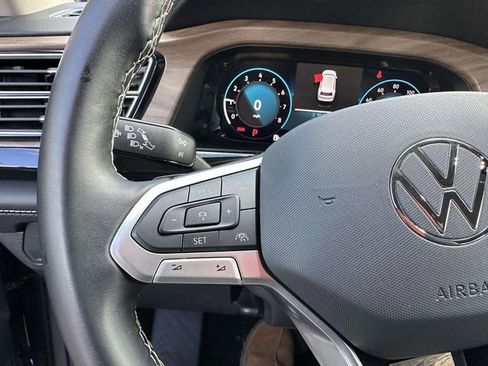 Used 2025 Volkswagen Atlas SE image 31