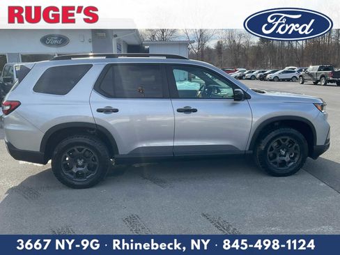 Used 2025 Honda Pilot TrailSport image 2