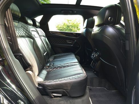 Used 2020 Bentley Bentayga Plug-In Hybrid image 26