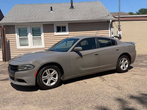 Used 2019 Dodge Charger SXT RWD image 2