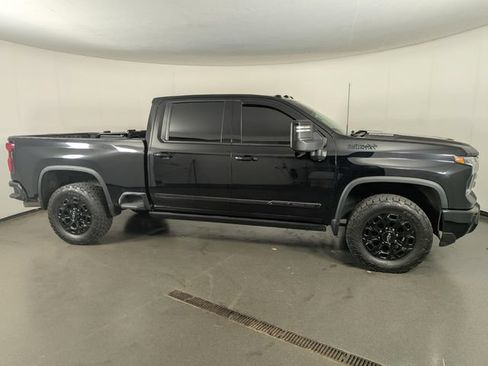 Used 2024 Chevrolet Silverado 3500 High Country w/ Technology Package AWD/4WD image 9
