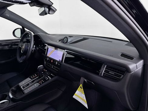 Certified 2026 Porsche Macan AWD/4WD image 30