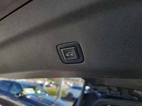 Used 2021 GMC Yukon Denali w/ Denali Premium Package image 10