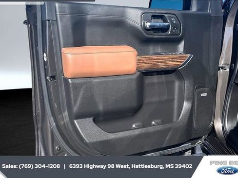 Used 2022 Chevrolet Silverado 1500 High Country w/ Technology Package image 18