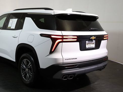 Used 2024 Chevrolet Traverse LT FWD image 11