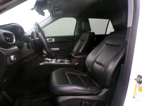 Used 2020 Ford Explorer XLT w/ Equipment Group 202A image 16