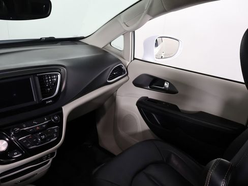 Used 2020 Chrysler Pacifica Touring-L FWD image 33