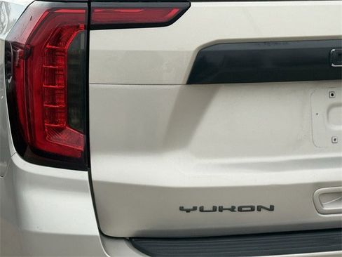 Used 2022 GMC Yukon SLT w/ SLT Premium Package image 6