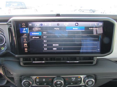 Used 2025 Jeep Wrangler Unlimited Sahara image 30