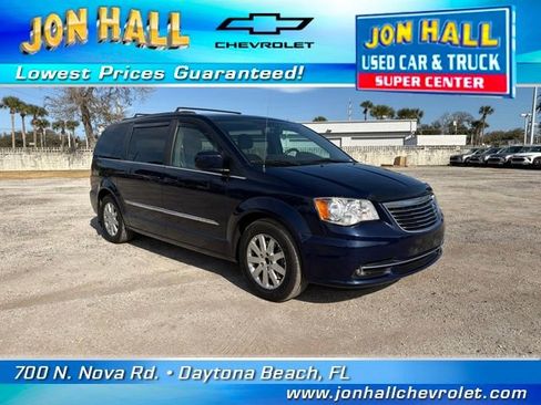 Used 2014 Chrysler Town & Country Touring image 1