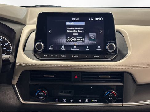 Used 2025 Nissan Rogue SV image 26