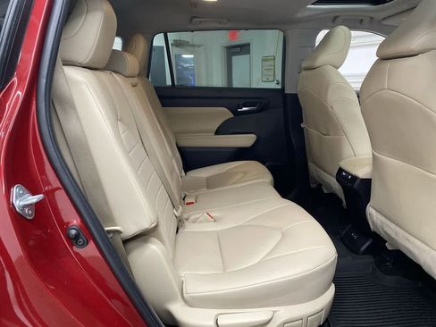 Used 2023 Toyota Highlander XLE image 18