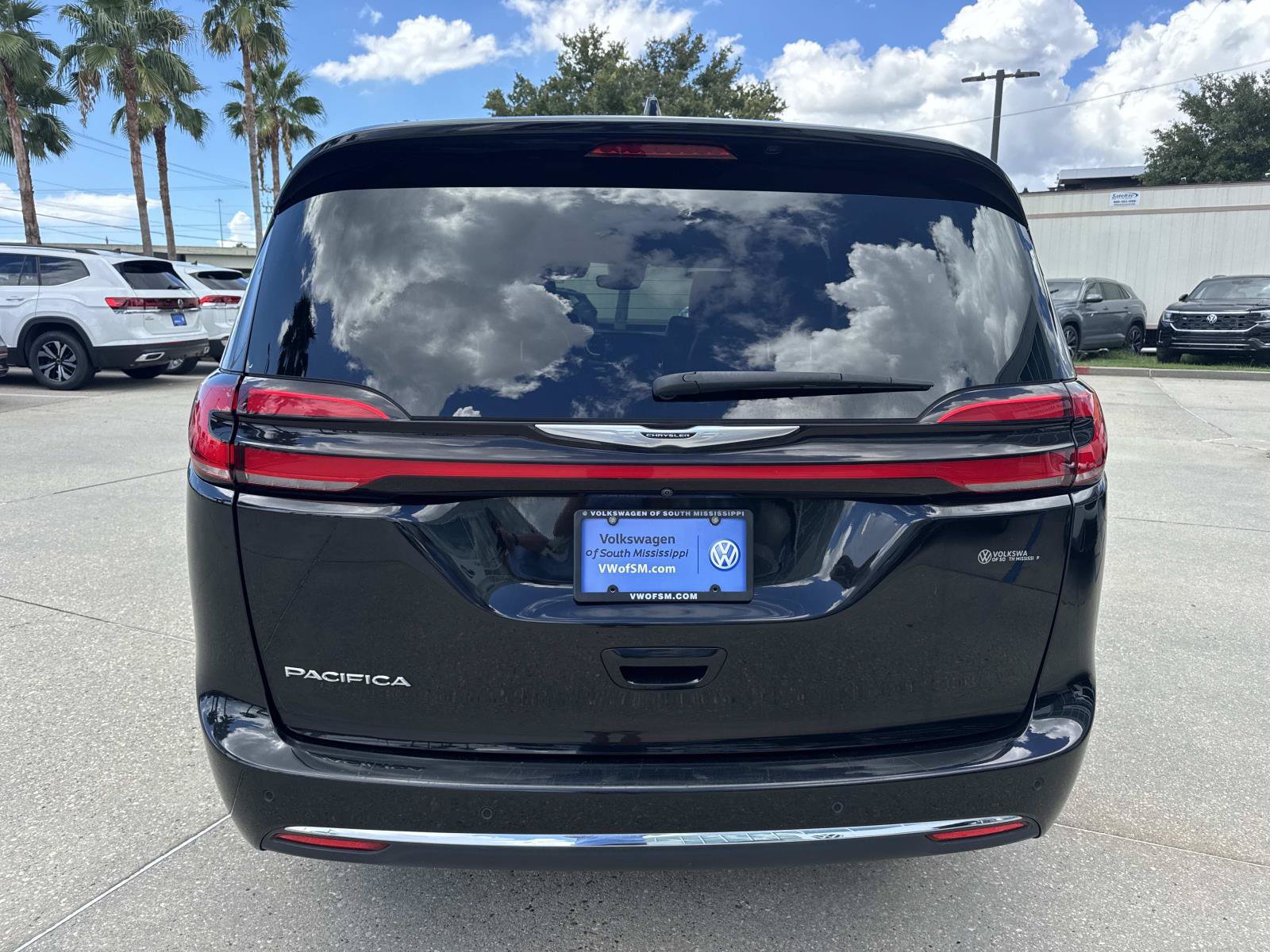 Used 2024 Chrysler Pacifica Touring-L FWD image 6