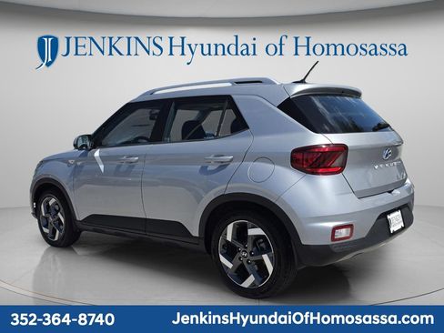 Used 2023 Hyundai Venue SEL FWD image 7