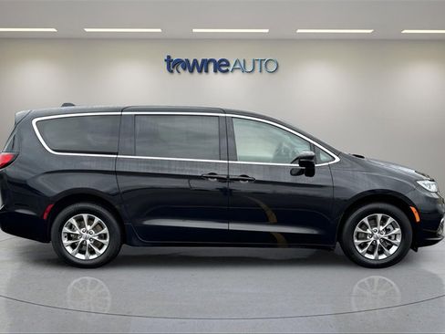 Used 2023 Chrysler Pacifica Touring-L image 6