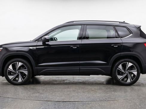 Used 2025 Volkswagen Taos SE AWD/4WD image 5