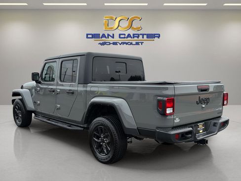 Used 2021 Jeep Gladiator Sport image 3