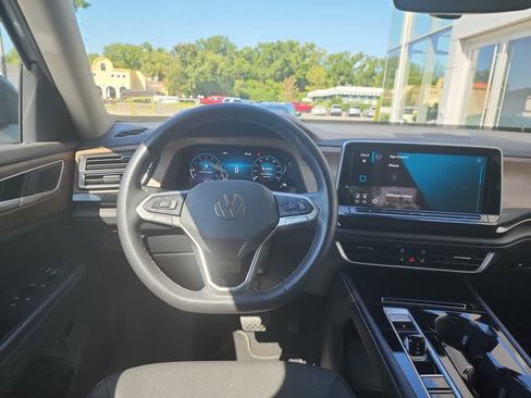 Used 2024 Volkswagen Atlas SE AWD/4WD image 22