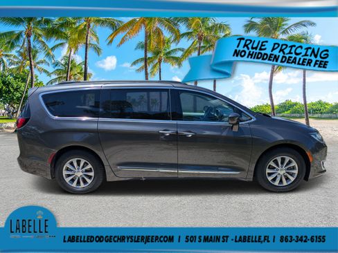 Used 2017 Chrysler Pacifica Touring-L FWD image 2