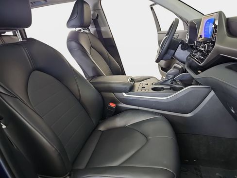 Used 2025 Toyota Highlander XLE AWD/4WD image 12
