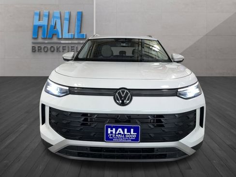 Certified 2025 Volkswagen Tiguan SE image 9