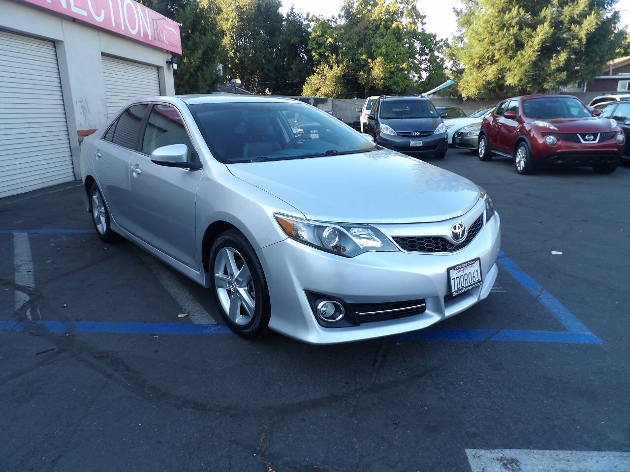 Used 2012 Toyota Camry SE w/ Preferred Accessory Pkg FWD image 2
