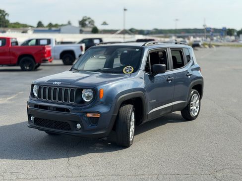 Used 2022 Jeep Renegade Latitude AWD/4WD image 3