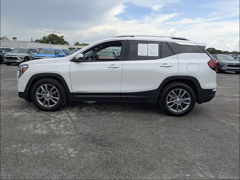 Used 2022 GMC Terrain SLT w/ Infotainment Package II FWD image 4