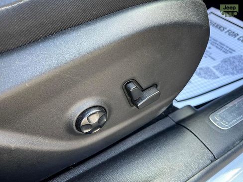 Used 2021 Jeep Cherokee Limited image 21