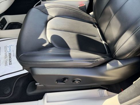 Used 2023 Chrysler Pacifica Touring-L FWD image 12