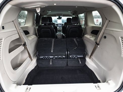 Used 2024 Chrysler Pacifica Touring-L image 39