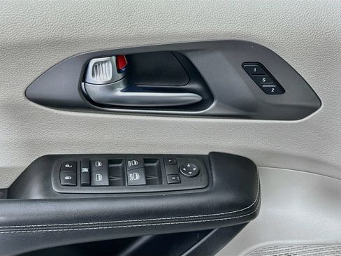 Used 2022 Chrysler Pacifica Touring-L FWD image 17
