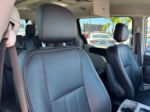 Used 2014 Chrysler Town & Country Touring FWD image 9