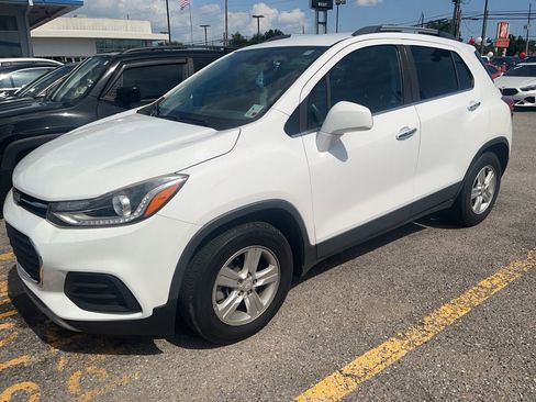 Used 2018 Chevrolet Trax LT w/ LT Convenience Package FWD image 1