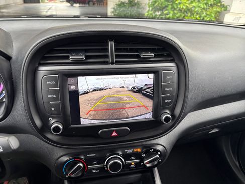 Used 2025 Kia Soul LX w/ LX Technology Package FWD image 24