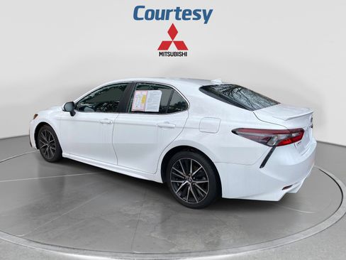 Used 2023 Toyota Camry SE FWD image 3