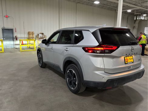 Used 2025 Nissan Rogue SV AWD/4WD image 4