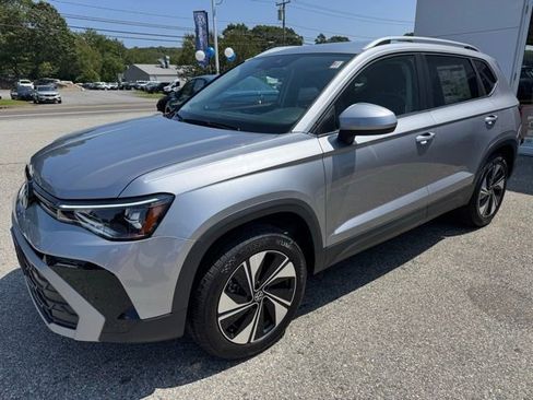 New 2025 Volkswagen Taos SE image 1