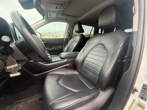 Used 2021 Toyota Highlander XLE image 9