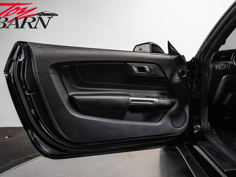 Used 2016 Ford Mustang Shelby GT350 w/ Technology Package RWD image 17
