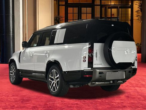 New 2025 Land Rover Defender 130 X-Dynamic SE image 4