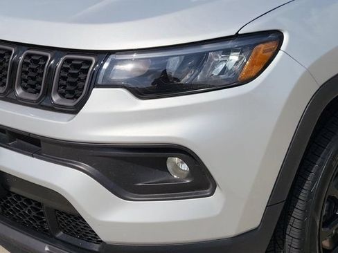 Used 2025 Jeep Compass Latitude w/ Convenience Group AWD/4WD image 9