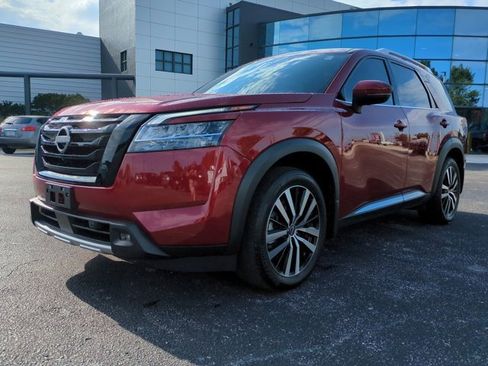 Used 2024 Nissan Pathfinder Platinum w/ Black Appearance Package image 8