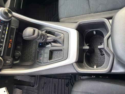 Used 2022 Toyota RAV4 LE FWD image 13
