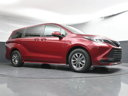 Used 2021 Toyota Sienna LE image 25