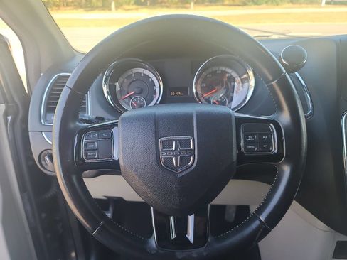 Used 2016 Dodge Grand Caravan SE image 13