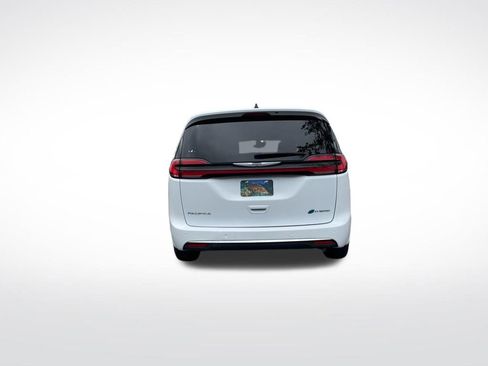 Used 2024 Chrysler Pacifica Select image 7