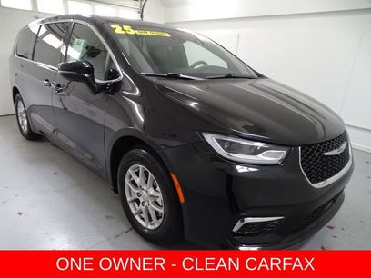 Used 2025 Chrysler Pacifica Select